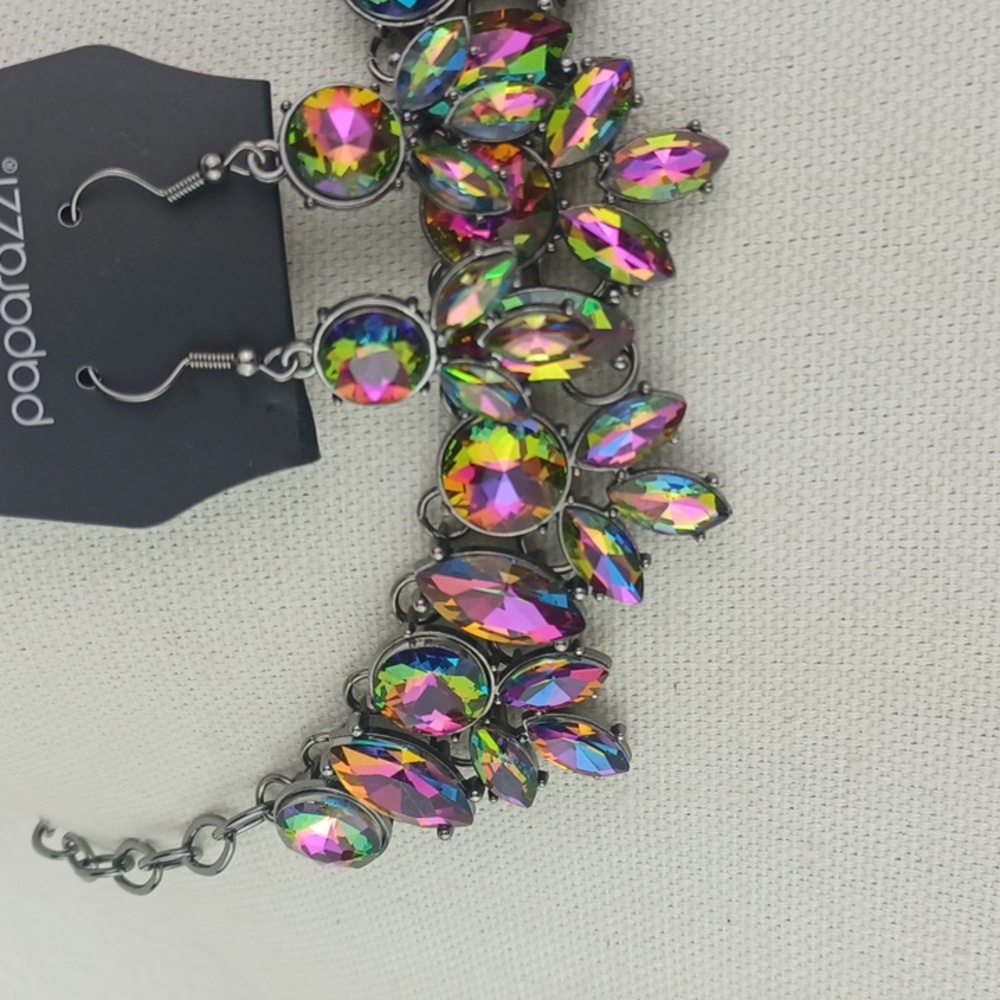 Gorgeous Crystal Like Multifaceted Oil Spill Iridescent Necklace & Earrings - Picture 5 of 11